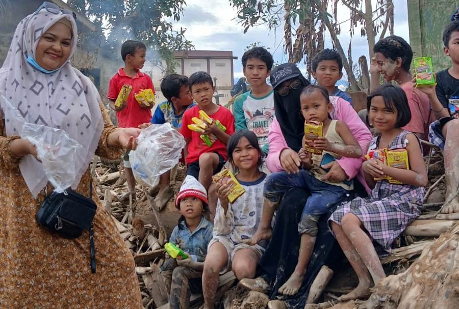 AVI Humanity Salurkan Bantuan untuk Anak anak dan Warga Terdampak Bencana di Sungai Liput