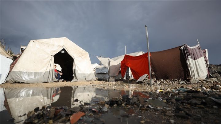 Kondisi Tenda Penampungan Sementara Gaza Kian Rapuh Akibat Badai