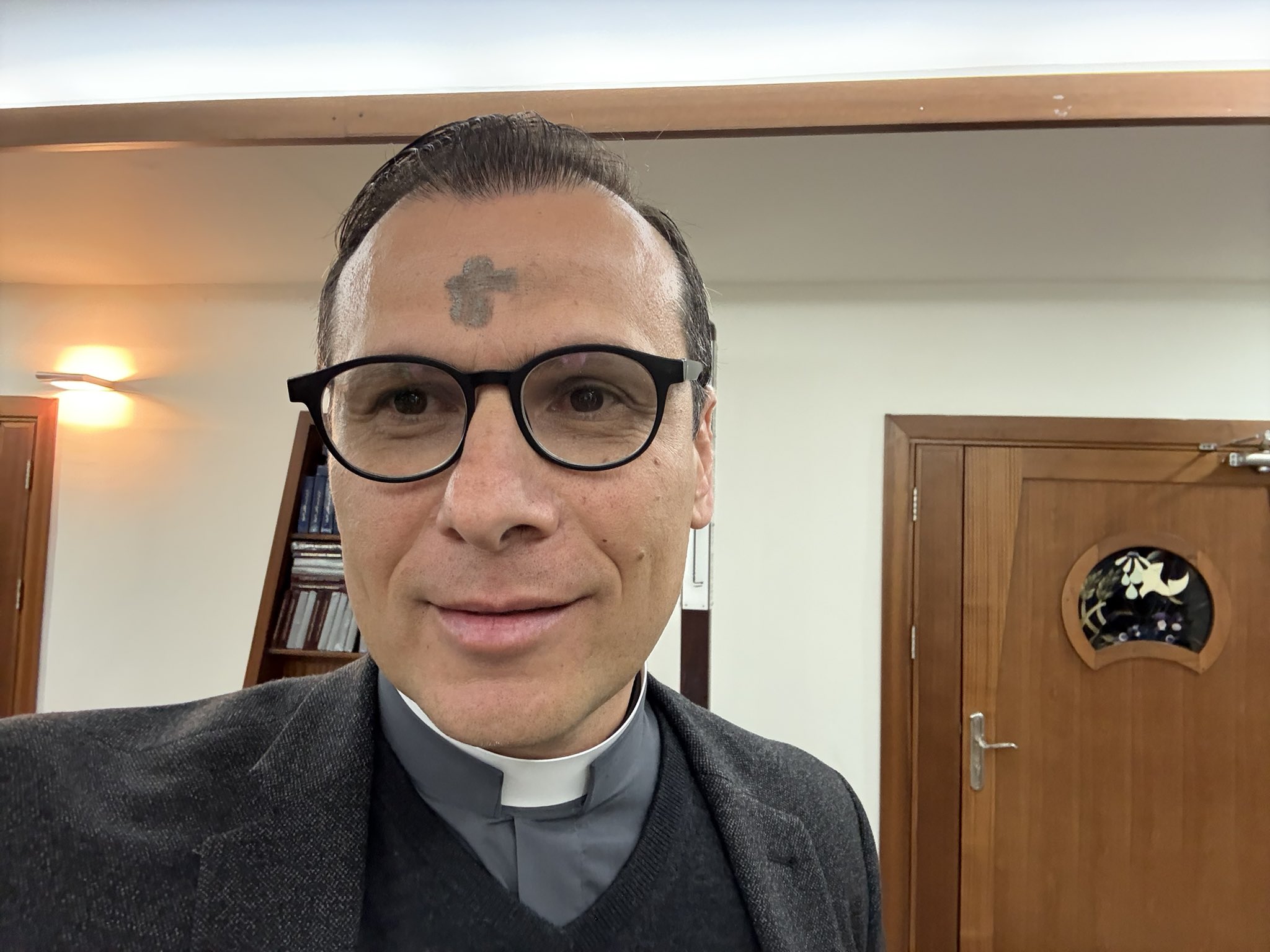 Ketika Patung Yesus Rusak, Dunia Diingatkan pada Ribuan Nyawa yang Hilang