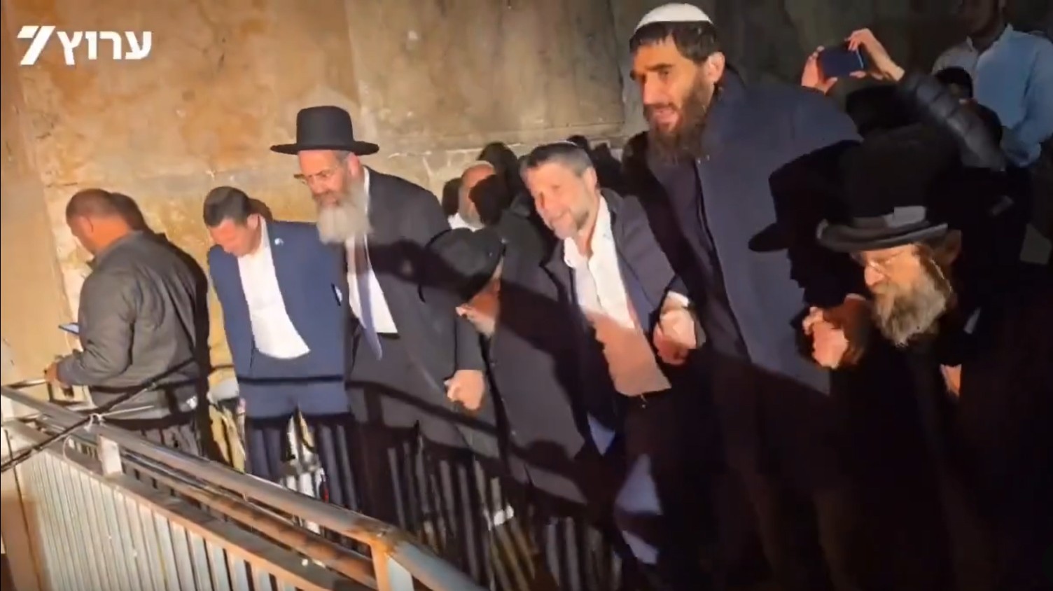 Menteri Israel Bezalel Smotrich Menari Bersama Pemukim Israel di Halaman Masjid Ibrahimi